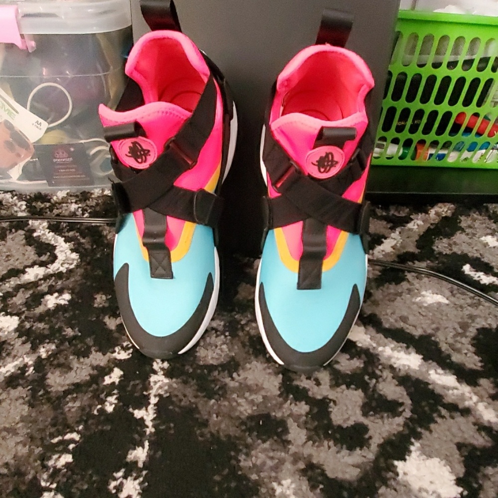 Sneaker worn once ,multi color